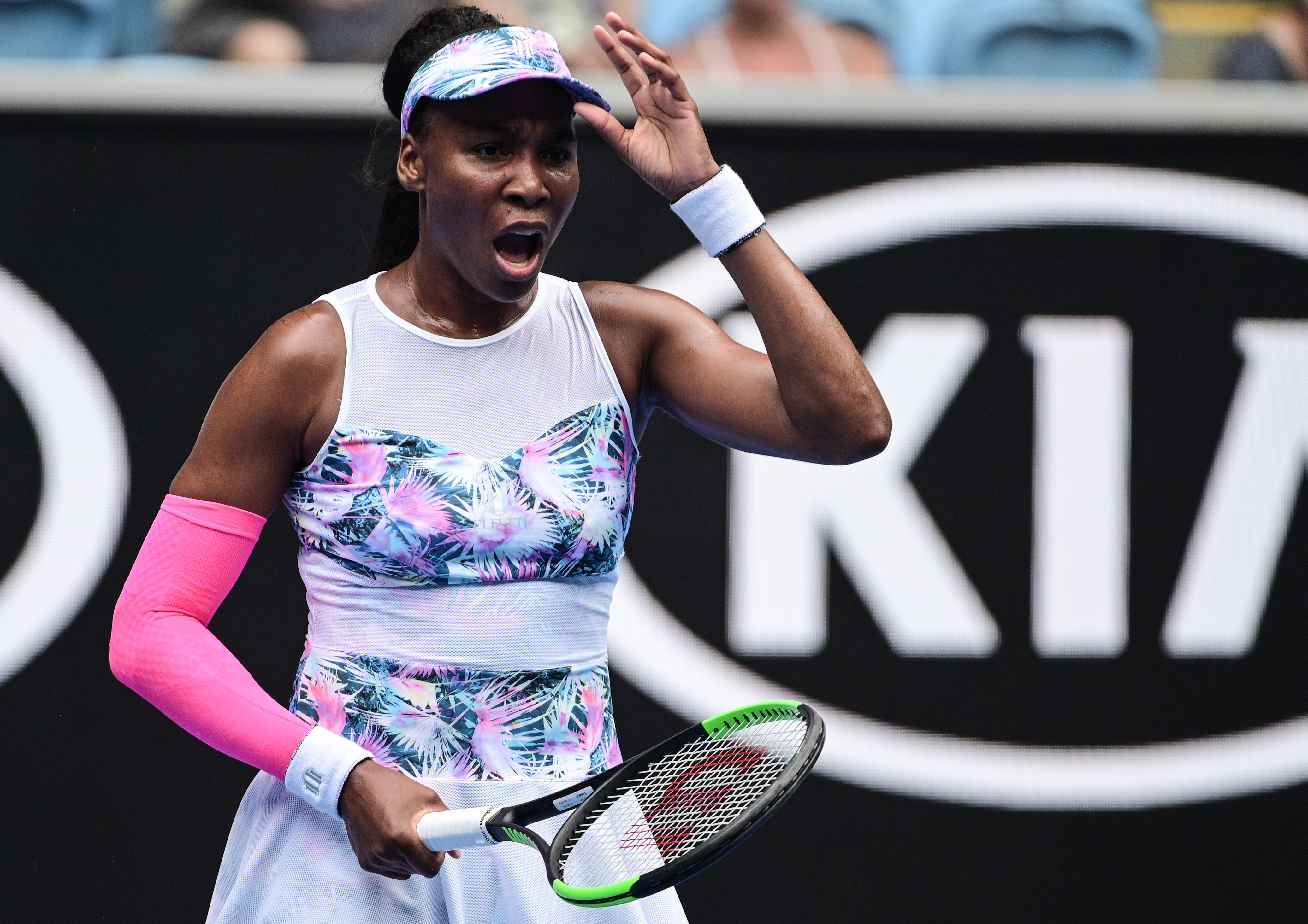 Australian Open: Serena and Venus Williams Cruise into the Second Round - SportzBonanza