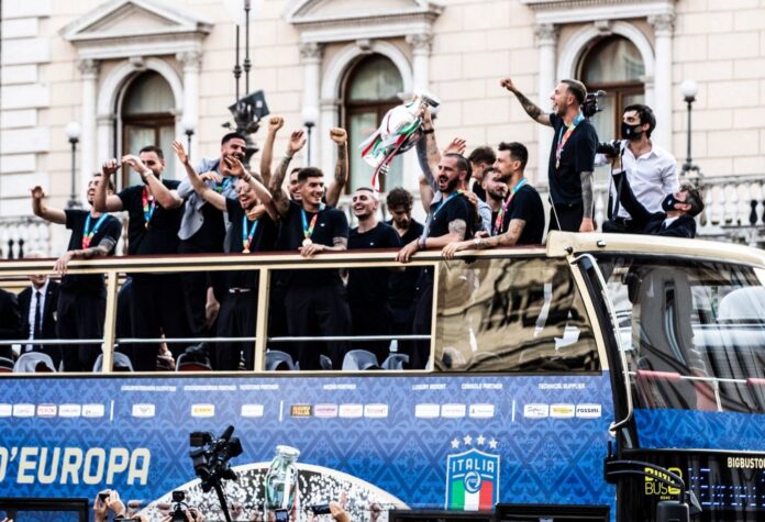 Italy celebrates with fans after EURO 2020 victory
