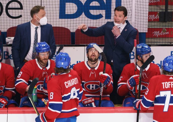 Luke Richardson giving instructions to Canadiens players