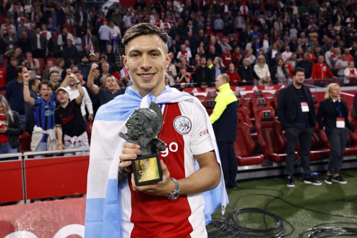 Lisandro Martinez of Ajax with the Rinus Michels award in May 2022