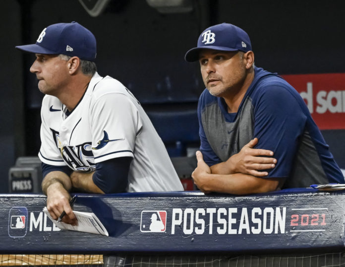 Tampa Bay Rays manager Kevin Cash (R) and bench coach Matt Quatraro in 2021