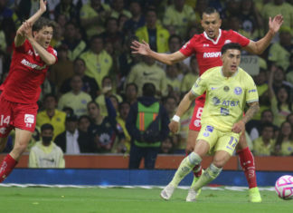 Marcel Ruíz (L) of Toluca Red Devils, Alejandro Zendejas (C) of America FC and Torres Nilo of Toluca Red Devils during the match between Toluca and America in October 2022