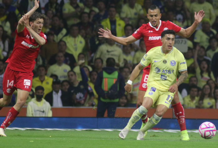 Marcel Ruíz (L) of Toluca Red Devils, Alejandro Zendejas (C) of America FC and Torres Nilo of Toluca Red Devils during the match between Toluca and America in October 2022