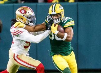 Chris Brooks with the Green Bay Packers and De'Vondre Campbell with the San Francisco 49ers in Green Bay, Wisconsin on November 24, 2024.